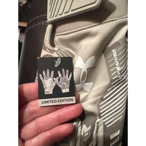 Under Armour F9 Nitro GlueGrip Football Gloves Men's Size XL Receiver Grip - Picture 3 of 5